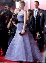 组图：劳伦斯紧身黑衣透视裙宣传大腿粗壮