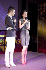 幻灯图:秦海璐出席影迷见面会 主持人鞠躬表崇拜