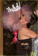 组图：万圣节变装秀 卡戴珊变人鱼帕里斯穿扑克装