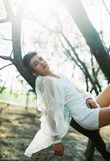 组图：郑斯仁白衣写真 演绎仙境精灵王子