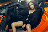 组图：模特曹阳透视皮草情挑豪车