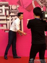 组图：韩庚白衬衣帅气亮相 入围风云榜6提名