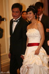 高清：罗嘉良与苏岩大秀恩爱 甜蜜有加秀婚戒