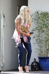 组图：帕丽斯-希尔顿怀揣两爱犬心花怒放玩得欢 