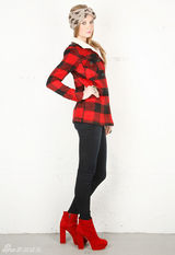 组图：金-卡戴珊感恩节下厨和妮基-希尔顿撞衫