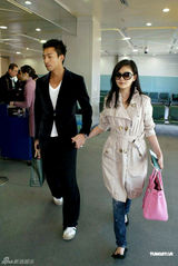 高清组图：大S带汪小菲回台探亲友 离台前往新加坡