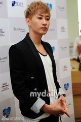 组图：SJ银赫与EXO等出席观光情报开馆活动