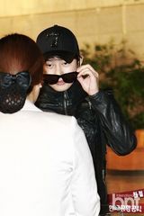 组图：韩星朴施厚全黑造型现身机场赴中国