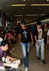 组图：梁家辉现身电影节 紧握妻手秀恩爱