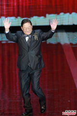 组图：邹文怀为吴思远颁发终身成就奖