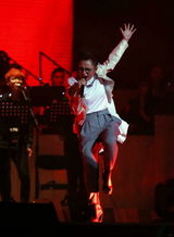 组图：周笔畅8日北京开唱 台上活力十足