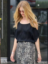 组图：罗西-汉丁顿真空上阵 两点若隐若现