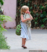 组图：朱莉假期带双胞胎出街 做称职妈妈两不误