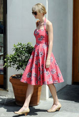 组图：泰勒-斯威夫特街拍LOOK 印花长裙清凉现身