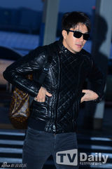 组图：权相佑赴塞班 黑衣加身黑超遮面帅酷