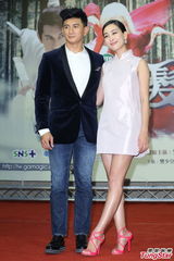 组图：吴奇隆马苏为新戏宣传粉丝热情接机