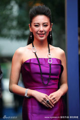 幻灯图集：张雨绮紫色抹胸礼服亮相 秀全钻手表