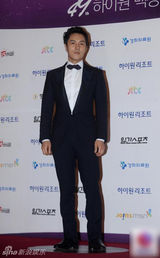 组图：金烔完深蓝西装绅士亮相 展现暖男气质