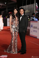 组图：海伦清桃红毯抢镜 镂空装大胆露酥胸