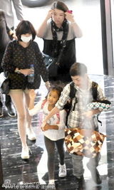 组图：贾静雯素颜口罩携爱女现身 女儿调皮可爱