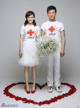 组图：佟大为关悦甜蜜写真出炉 母亲节倾情代言