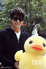 组图：韩星朴施厚抱玩偶街头卖萌开心似孩童