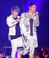 组图：韩国偶像组合神话15周年演唱会