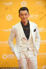 组图：王丽坤亲密牵郑恺 全白装玩王子公主配