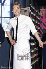 组图：SJ始源出席咖啡店开业典礼变帅气咖啡师