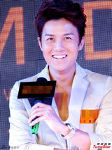 组图：吴克群亮相品牌活动 白色西装帅气抢镜