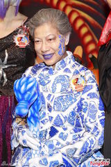 组图：吴卓羲宣传万圣节扮吸血鬼 高海宁险走光