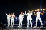 高清组图：韩团Bigbang日本开唱 成员潮服亮相