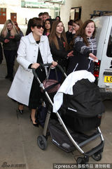 组图：莉莉艾伦携宝宝做客节目 墨镜遮面心情好