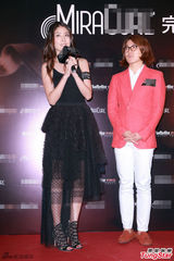 组图：陈慧琳吊带纱裙出镜 台上与萌萝莉互动