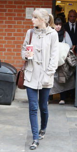 高清组图：泰勒-斯威夫特伦敦街拍马尾辫清新