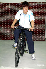 幻灯组图：汪东城代言运动服装 想开画展秀绘画天份