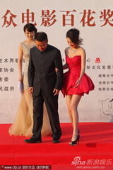 组图：《建党伟业》黄建新亮相 李沁超短红裙可爱