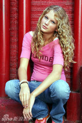 组图：泰勒童年清纯萌照 胖小鸭蜕变美天鹅