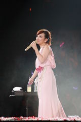 组图：梁静茹演唱会落幕 与表哥同台合唱