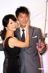 幻灯：陶晶莹与老公首度亲密代言 不忘为小S叫屈