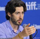 组图：温斯莱特《劳工节》首映被乔什亲吻脸颊