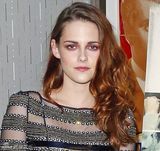 组图：斯图尔特透视裙红眼妆宣传《在路上》