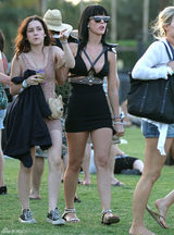 高清图：凯蒂-佩里性感绑带胸衣亮相 顽皮吐舌