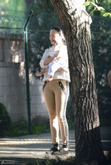 组图：姚晨曹郁带爱子小土豆拍照 一家其乐融融