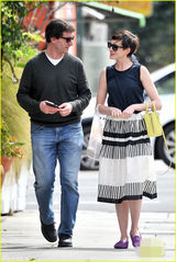 组图：安妮-海瑟薇裙装出行 与朋友谈笑指狗仔