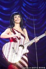 组图：凯蒂-佩里英国开唱 与裸男互吻浓情蜜意