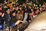 高清图：SJ-M团员惬意吃松饼 粉丝瘫痪台北街头