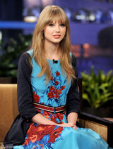 高清组图：泰勒-斯威夫特蓝裙做客脱口秀节目