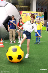 幻灯图：江若琳变身足球宝贝 否认与陈键锋交往