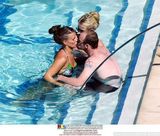 幻灯图：韦恩-鲁尼夫妇享受日光浴 俯身讨亲秀恩爱